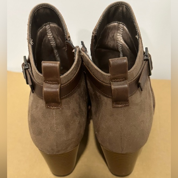 Brown 7.5 Suede Ankle Booties w/ heel - Picture 4 of 5
